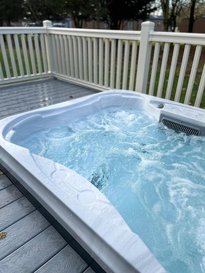 Dakota Lodge With Hot Tub Йорк Екстериор снимка